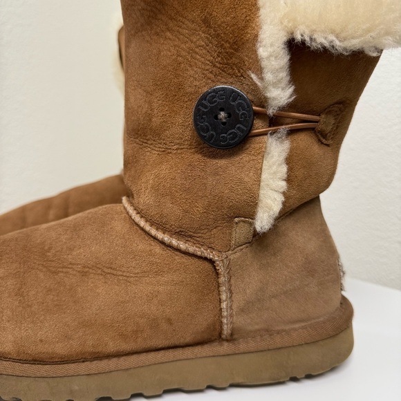 UGG Chesnut Bailey Button Winter Boots Women’s Size 9 - Picture 2 of 5
